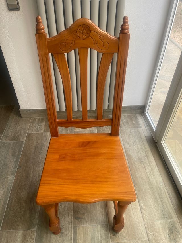 Mesa y 6 sillas de madera