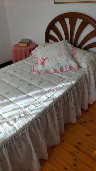 Cabecero de cama y edredon