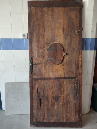 puerta antigua , abierta a un acuerdo