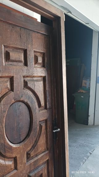 puerta antigua , abierta a un acuerdo