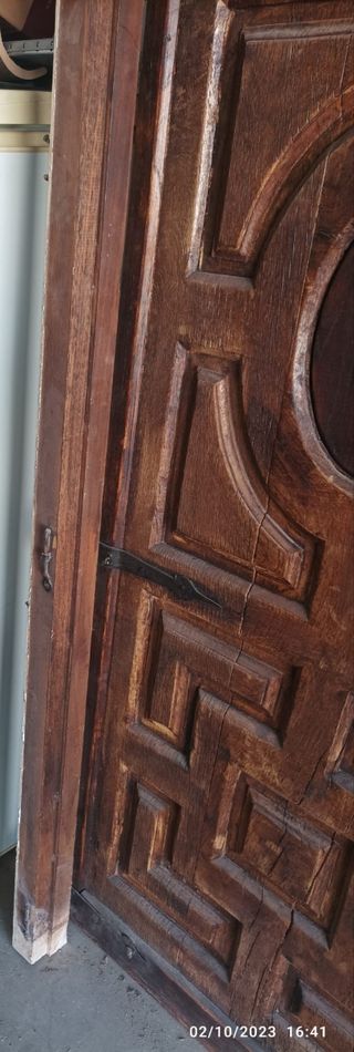 puerta antigua , abierta a un acuerdo