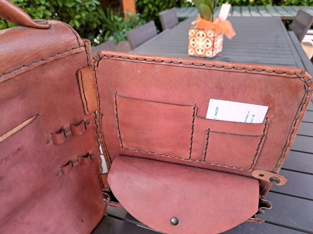 cartella in cuoio lavorata a mano