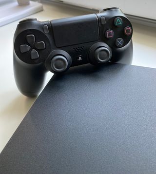 PlayStation 4 Slim 1T + 2mandos