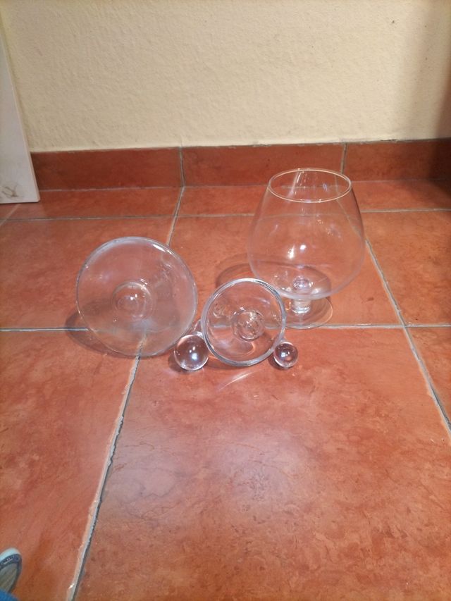 Dos botellas de cristal tentempié y copa gigante.