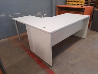 Mesa escritorio despacho con ala y faldón. Ref M61