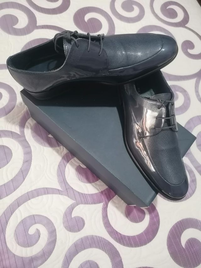 Zapatos de caballero azul acharolado