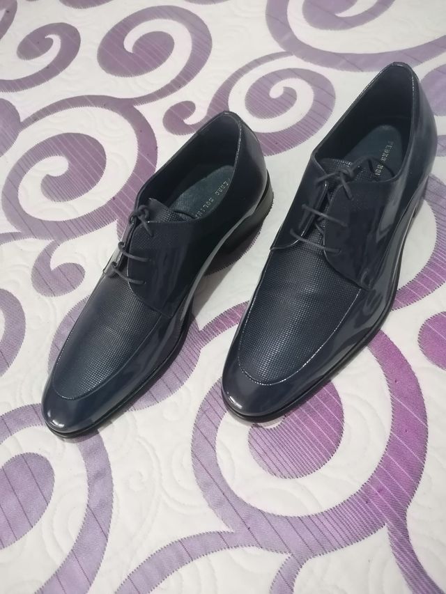 Zapatos de caballero azul acharolado