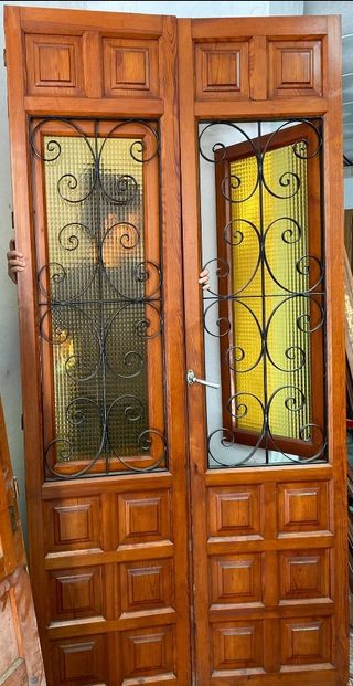 PUERTAS DOBLES DE MADERA MACIZA , CRISTAL Y FORJA