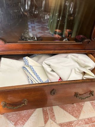 Aparador clásico con espejo