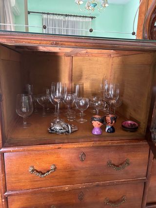 Aparador clásico con espejo