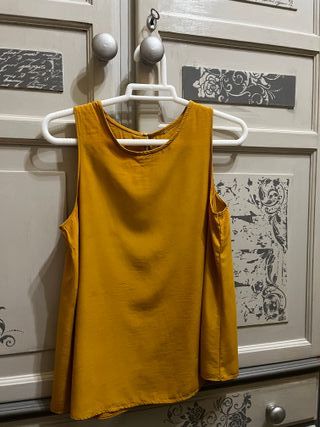 Blusa sin mangas color mostaza