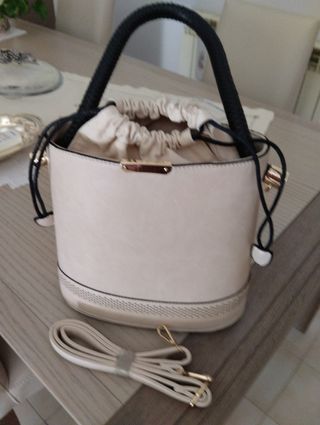 Borsa beige a secchiello a mano o a spalla