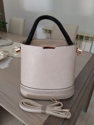 Borsa beige a secchiello a mano o a spalla