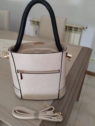 Borsa beige a secchiello a mano o a spalla