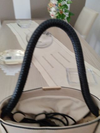 Borsa beige a secchiello a mano o a spalla