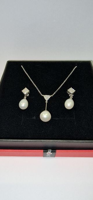 se vende conjunto de 18k con diamantes y perlas 
