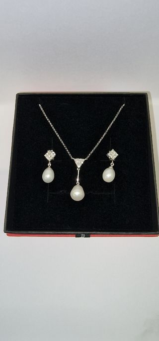 se vende conjunto de 18k con diamantes y perlas 
