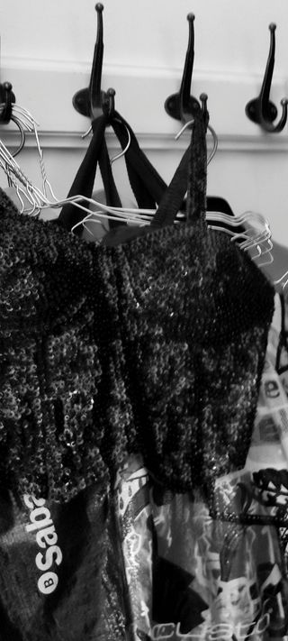 PRECIOSO TOP LENTEJUELAS Y CANUTILLO, NEGRO TALLA.