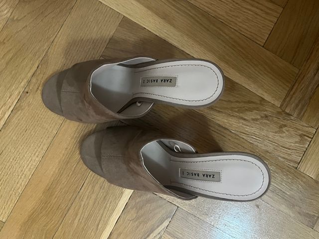 Sandalias beis con tacón transparente.
marca Zara