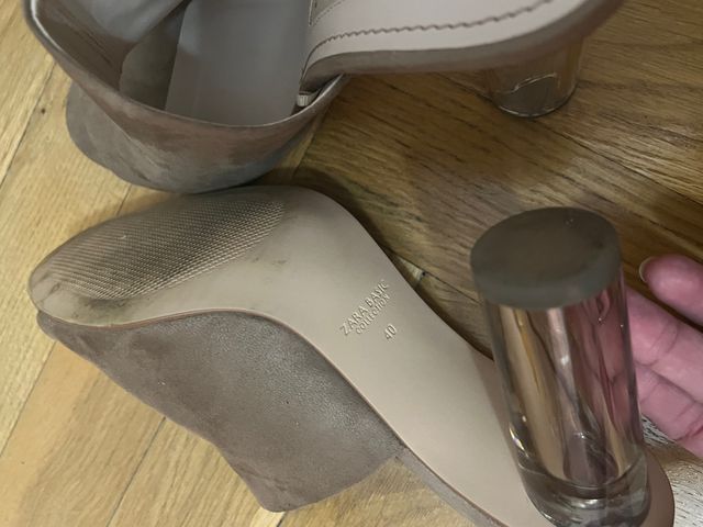 Sandalias beis con tacón transparente.
marca Zara