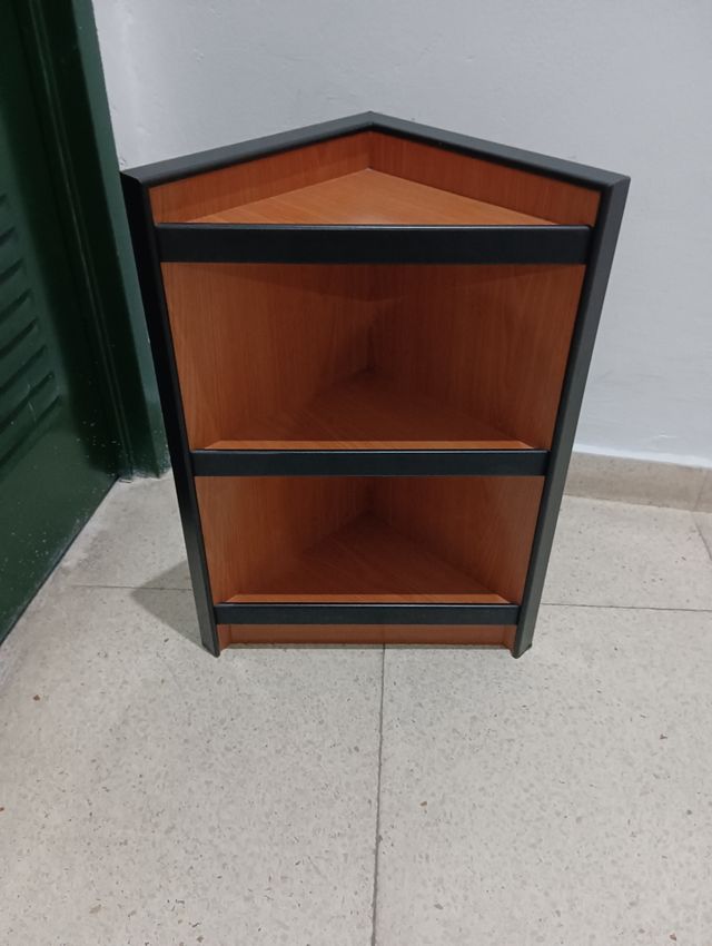 Estantería de esquina.