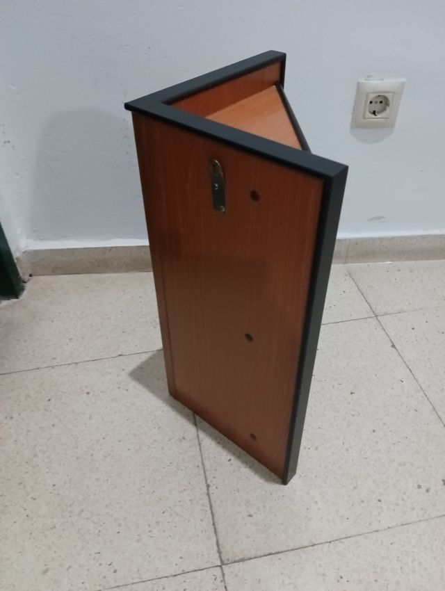 Estantería de esquina.