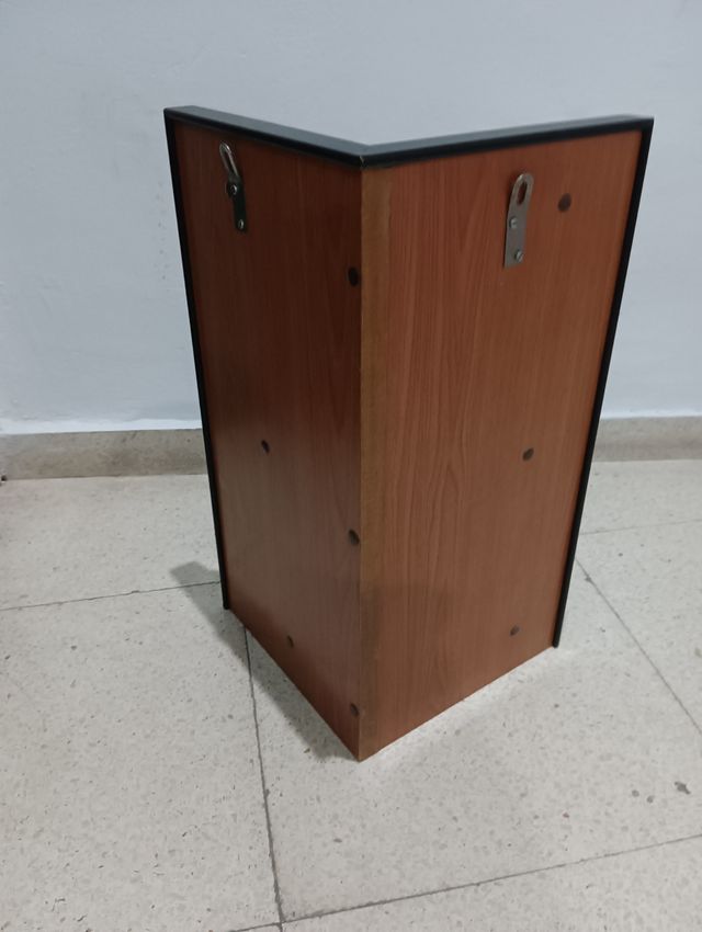 Estantería de esquina.