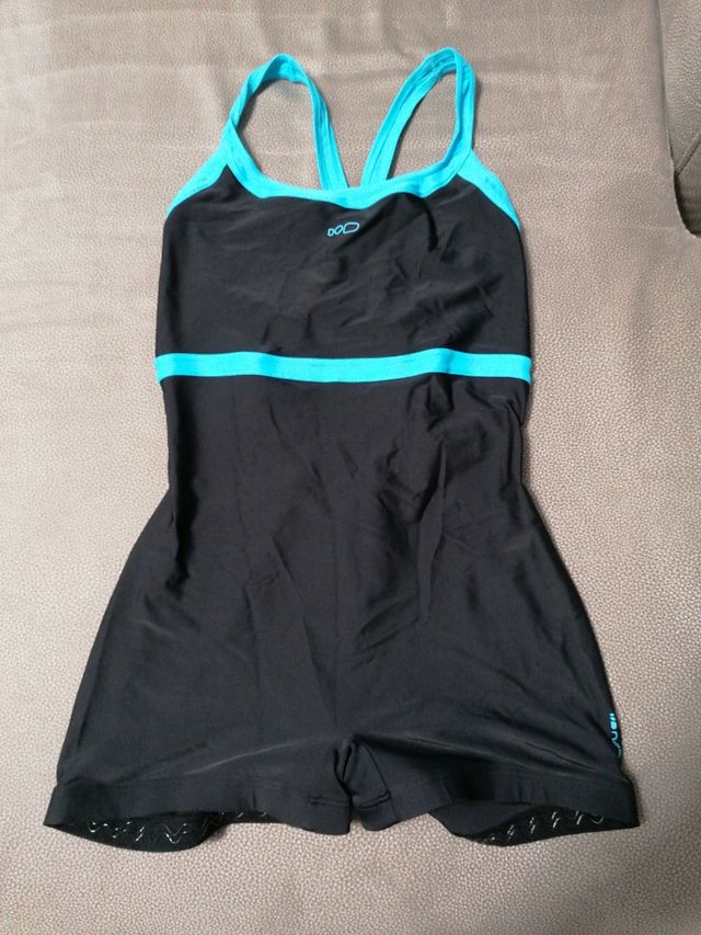 Costume intero nero e azzurro