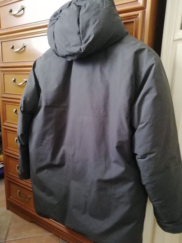 Giubbotto nero imbottito, con cappuccio