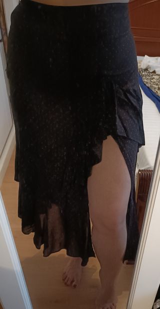 Falda negra con lunares rojos