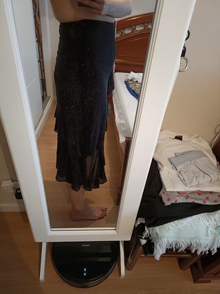 Falda negra con lunares rojos
