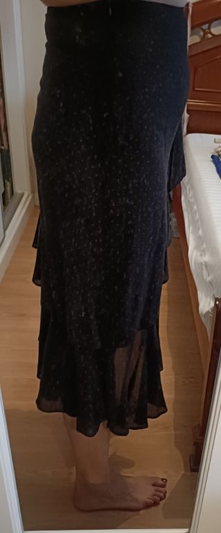 Falda negra con lunares rojos