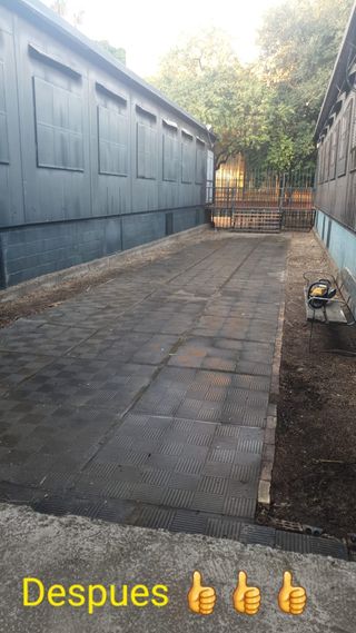 Se desbrozan jardines y parcelas