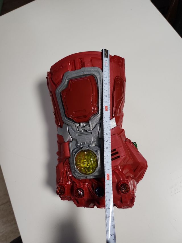 Juguete puño de Thanos