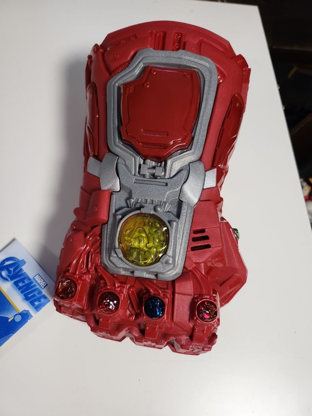 Juguete puño de Thanos