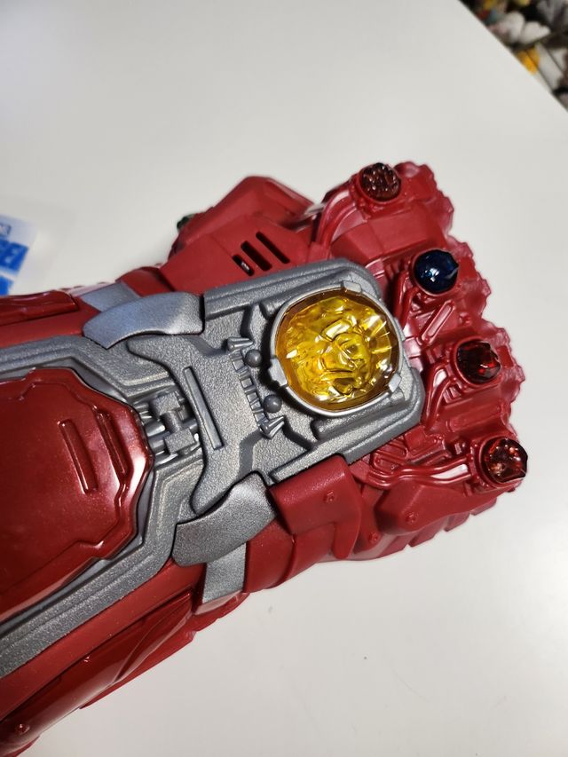Juguete puño de Thanos