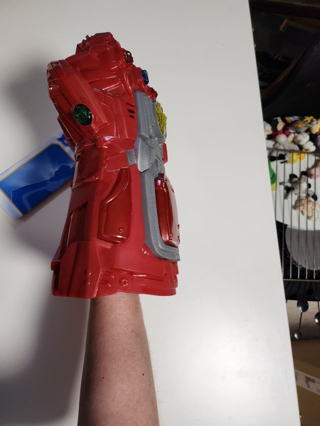 Juguete puño de Thanos