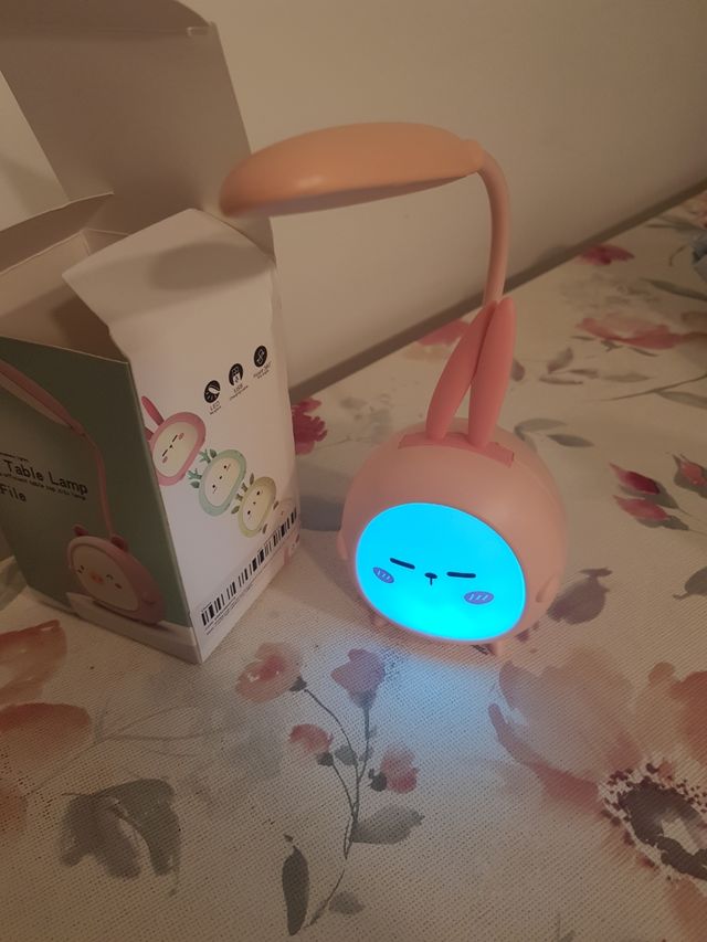 Lámpara de mesa infantil conejito.