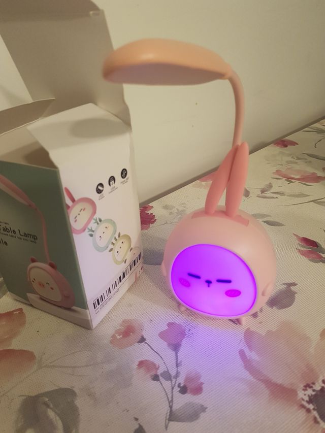 Lámpara de mesa infantil conejito.