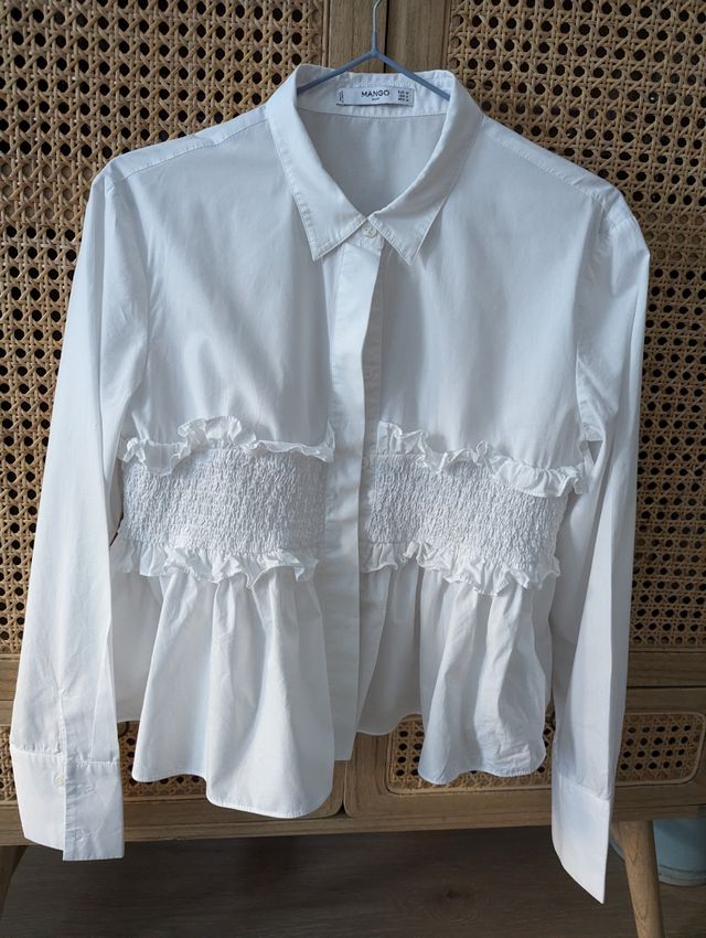 Camisa blanca con cintura con volantes
