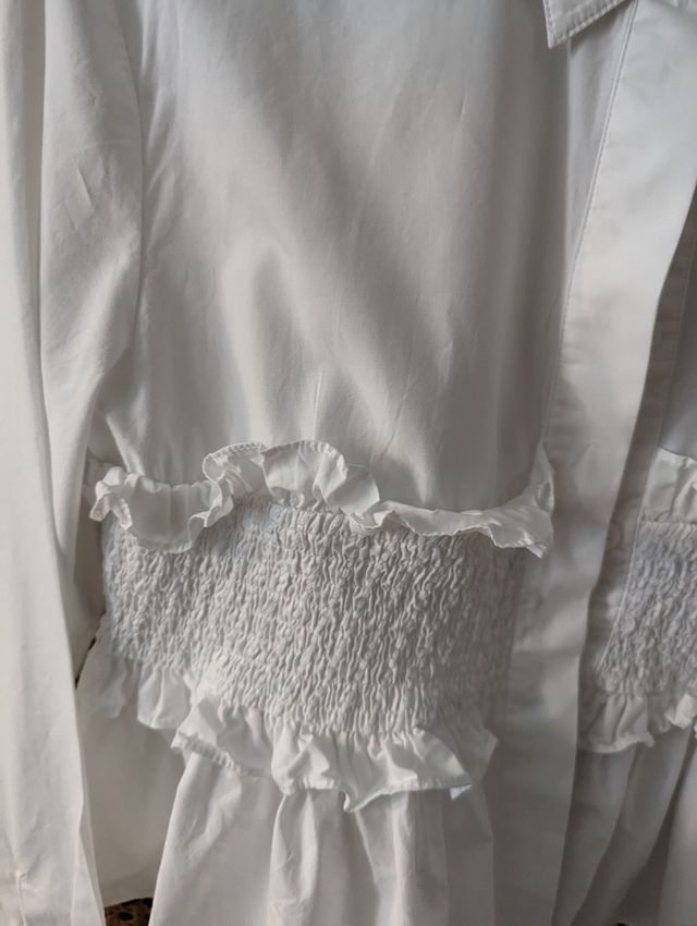 Camisa blanca con cintura con volantes