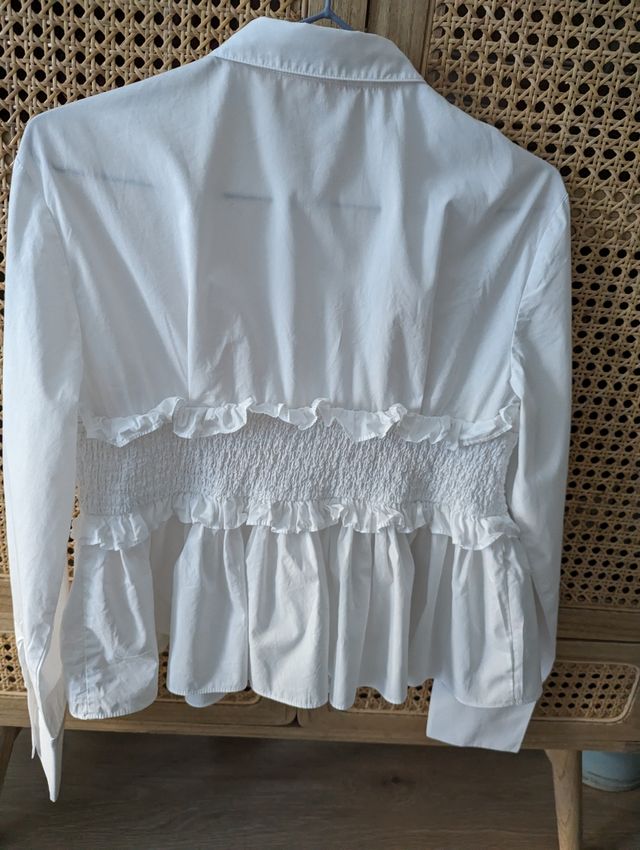 Camisa blanca con cintura con volantes