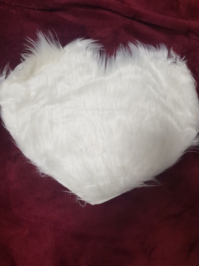 Alfombra forma corazón blanca suave