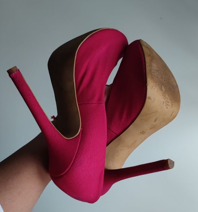 Zapatos tacón y plataforma fuxia Bershka