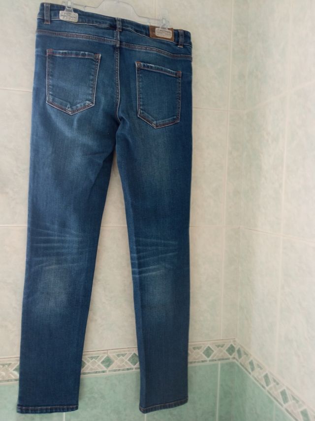 Pantalón vaquero Zara.