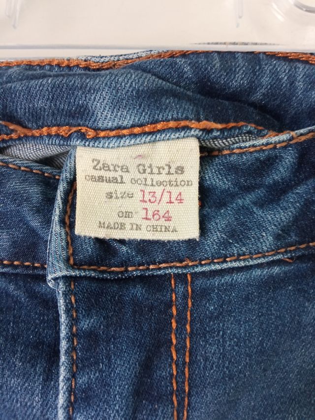 Pantalón vaquero Zara.