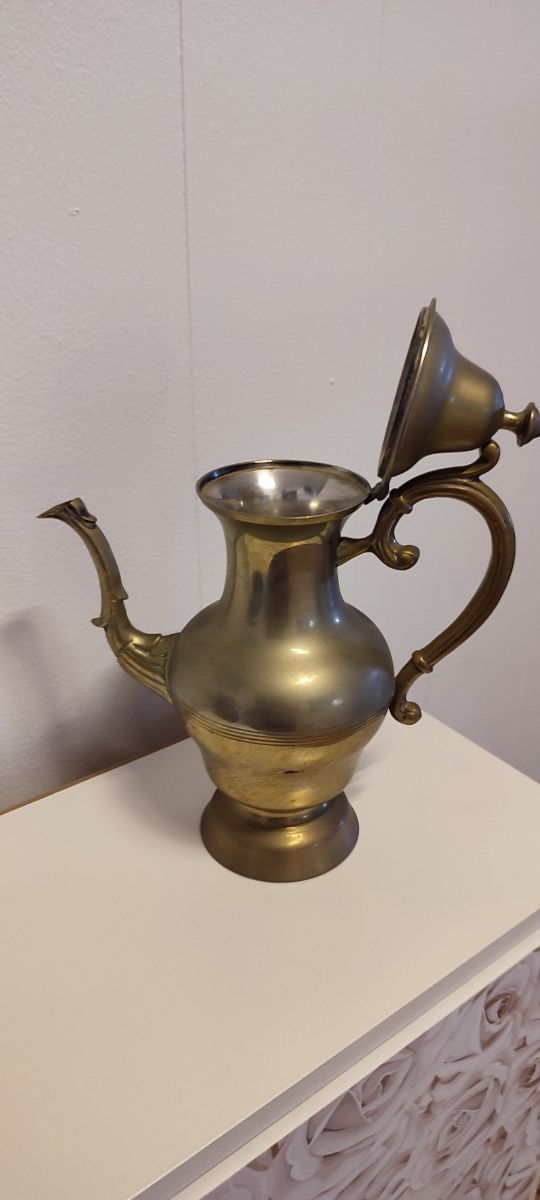 Jarra de metal antigua