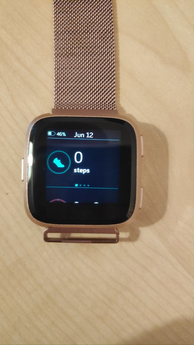 Orologio smartwatch rosa Fibit Versa Special Edition