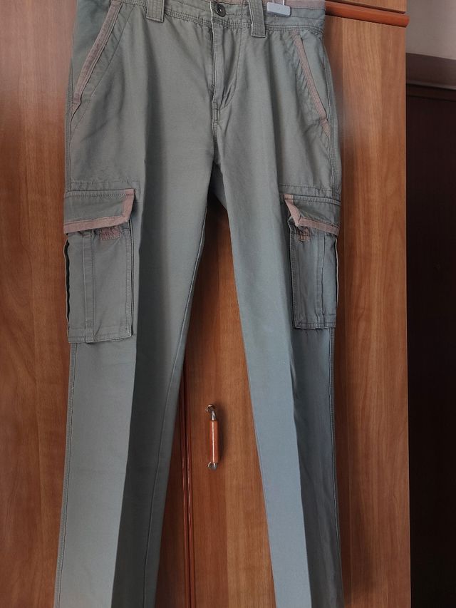 pantaloni con tasche laterali