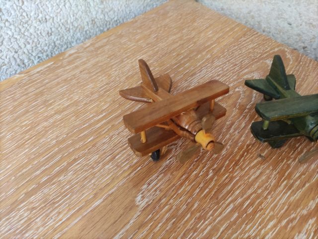 Replicas en madera de aviones